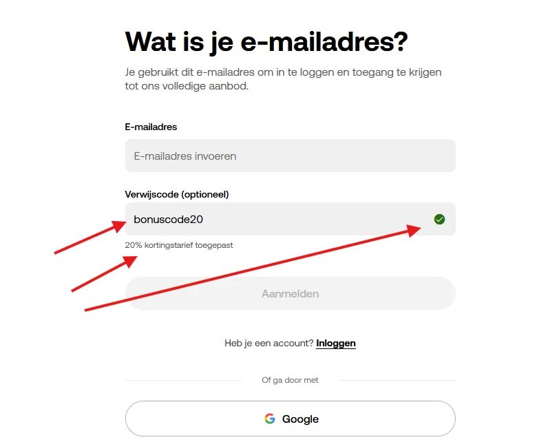 Geannoteerd OKX-registratiescherm met het verwijscodeveld rood gemarkeerd: het invoeren van BONUSCODE20 activeert levenslang 20% korting op handelskosten