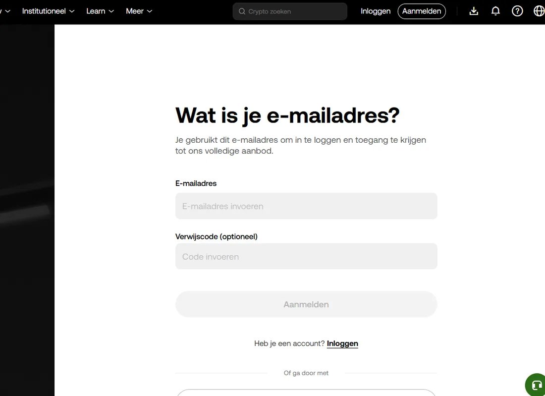 Aanmeldpagina van OKX met het lege veld „Verwijscode (optioneel)” direct onder het veld voor het e-mailadres, waar BONUSCODE20 wordt ingevuld voor 20% korting op de handelskosten
